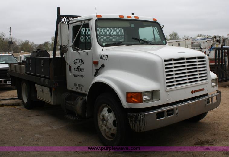 image for item 4824 1990 International 4600 flatbed truck