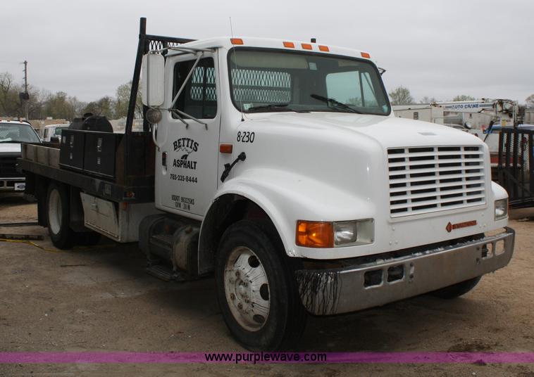 image for item 4824 1990 International 4600 flatbed truck