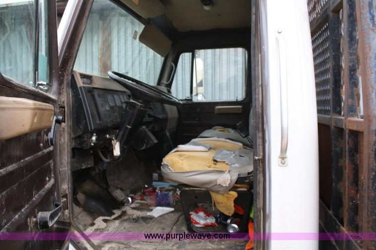 image for item 4824 1990 International 4600 flatbed truck