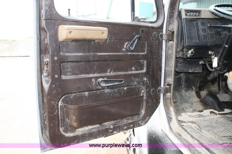 image for item 4824 1990 International 4600 flatbed truck