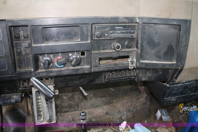 image for item 4824 1990 International 4600 flatbed truck