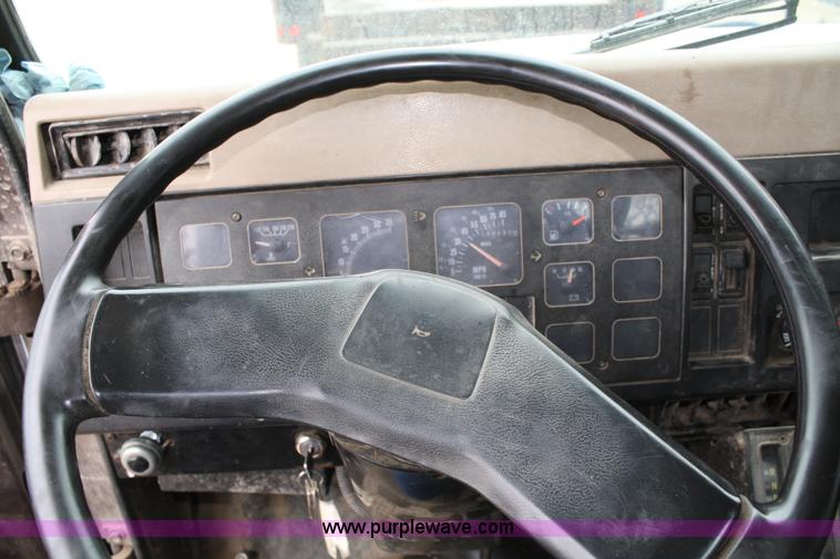 image for item 4824 1990 International 4600 flatbed truck