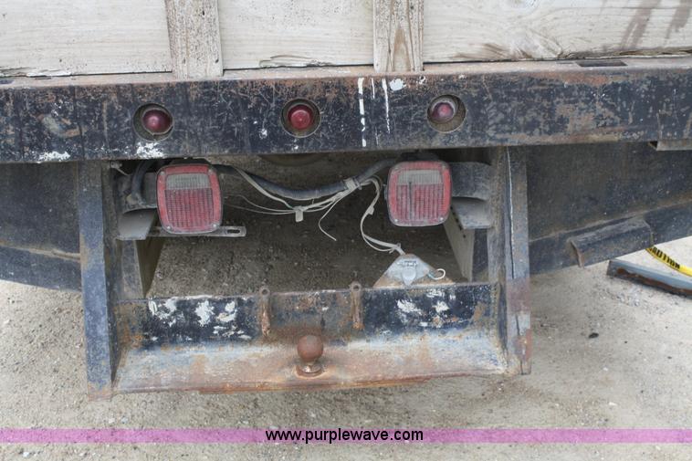 image for item 4824 1990 International 4600 flatbed truck