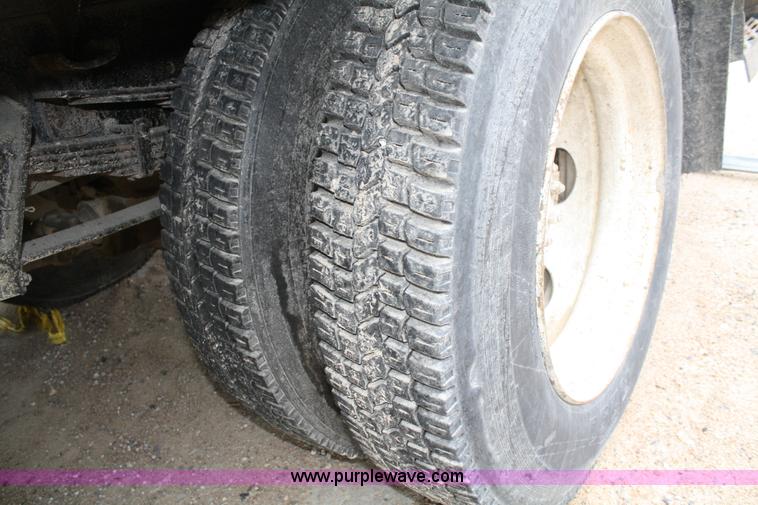 image for item 4824 1990 International 4600 flatbed truck