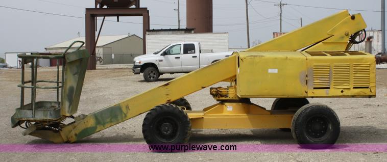 image for item 4860 Giraffe 710-40SR man lift