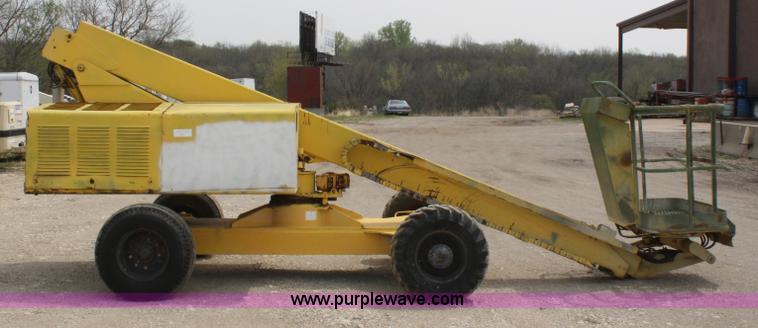 image for item 4860 Giraffe 710-40SR man lift