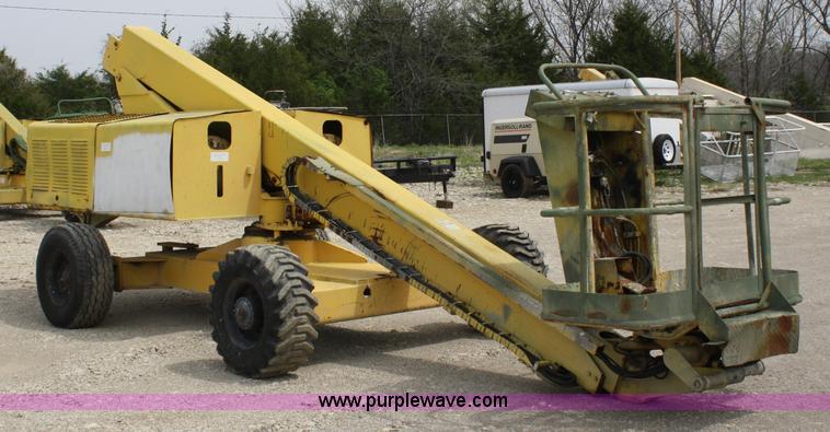 image for item 4860 Giraffe 710-40SR man lift