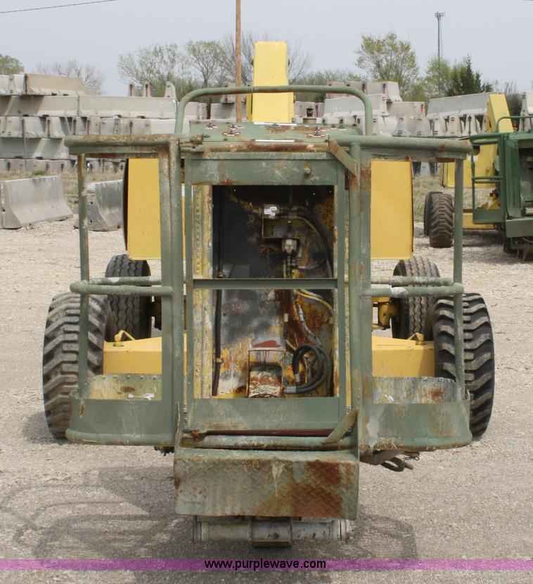 image for item 4860 Giraffe 710-40SR man lift