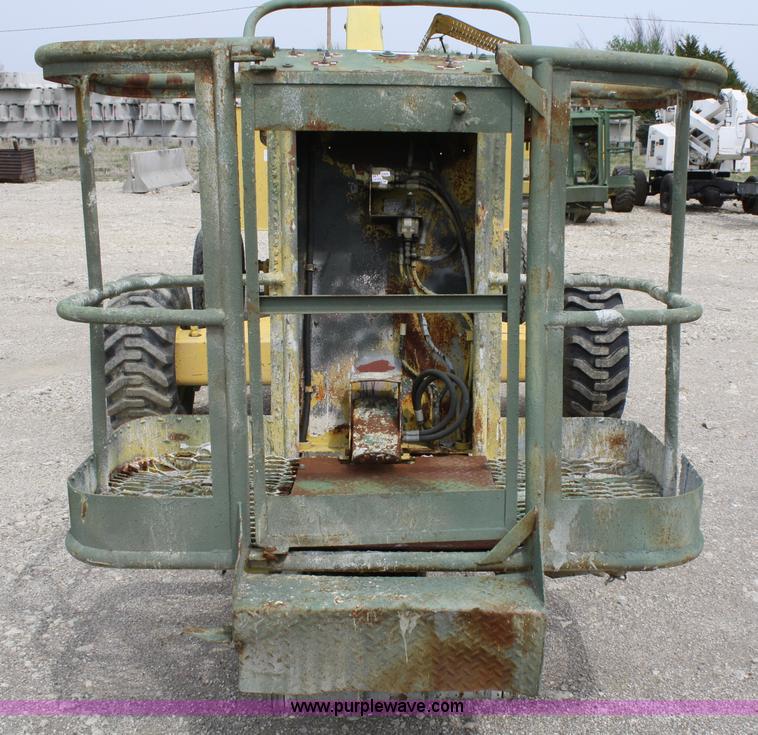 image for item 4860 Giraffe 710-40SR man lift