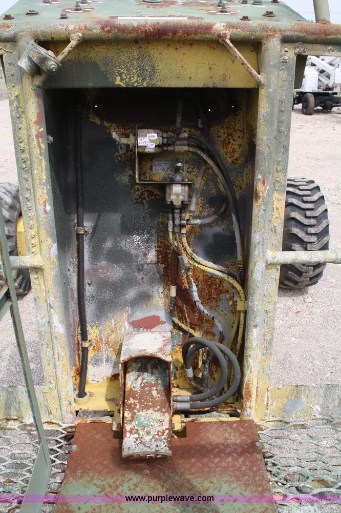 image for item 4860 Giraffe 710-40SR man lift