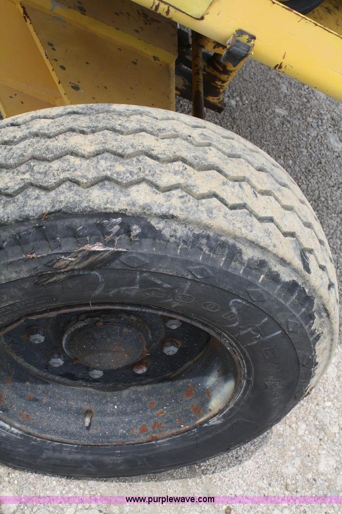 image for item 4860 Giraffe 710-40SR man lift