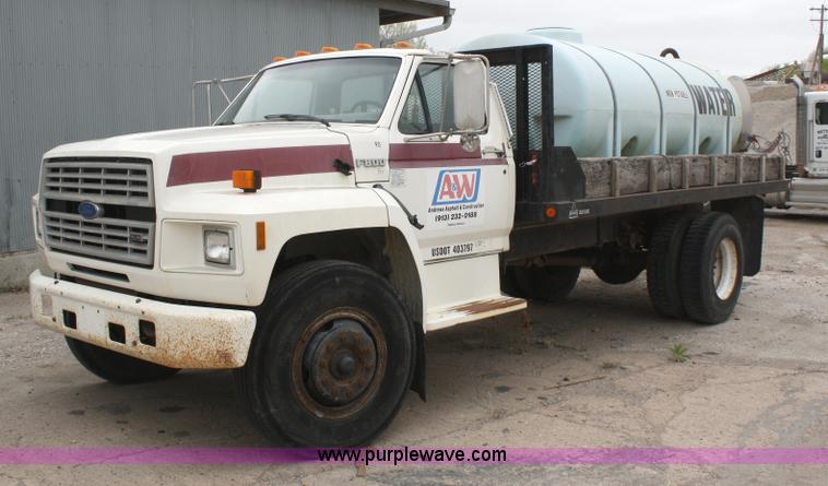 image for item 4878 1990 Ford F800 water truck