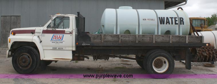 image for item 4878 1990 Ford F800 water truck