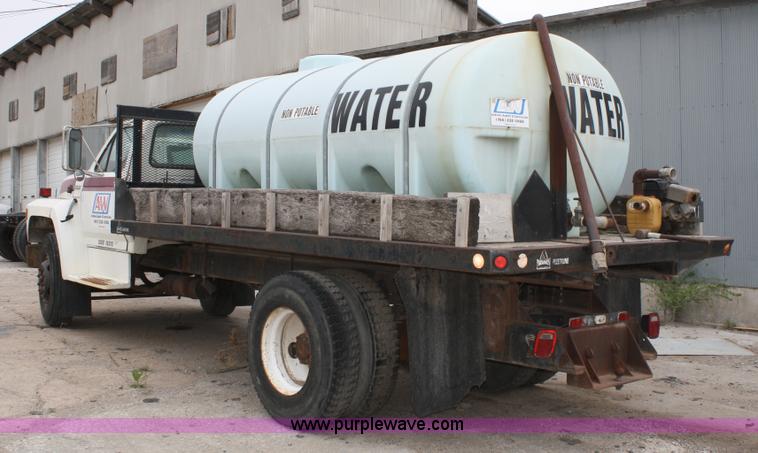 image for item 4878 1990 Ford F800 water truck