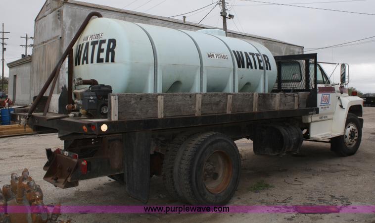 image for item 4878 1990 Ford F800 water truck