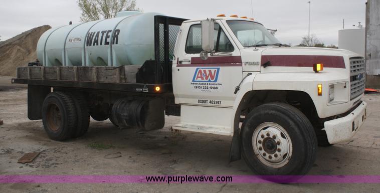 image for item 4878 1990 Ford F800 water truck