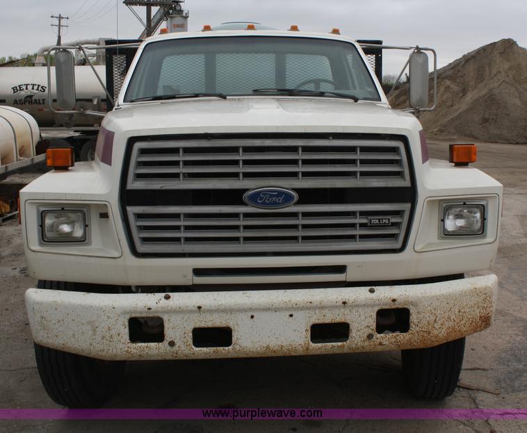 image for item 4878 1990 Ford F800 water truck
