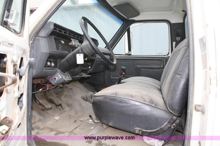 image for item 4878 1990 Ford F800 water truck