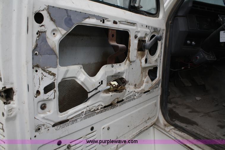 image for item 4878 1990 Ford F800 water truck