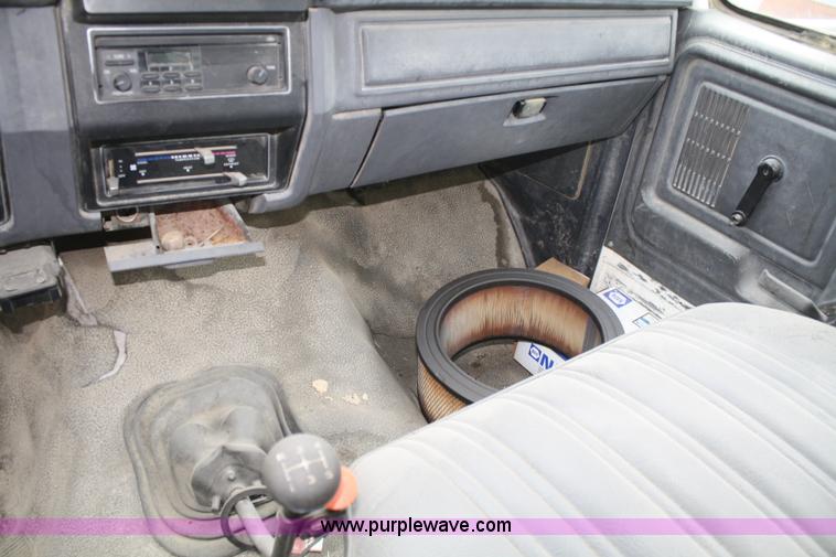 image for item 4878 1990 Ford F800 water truck