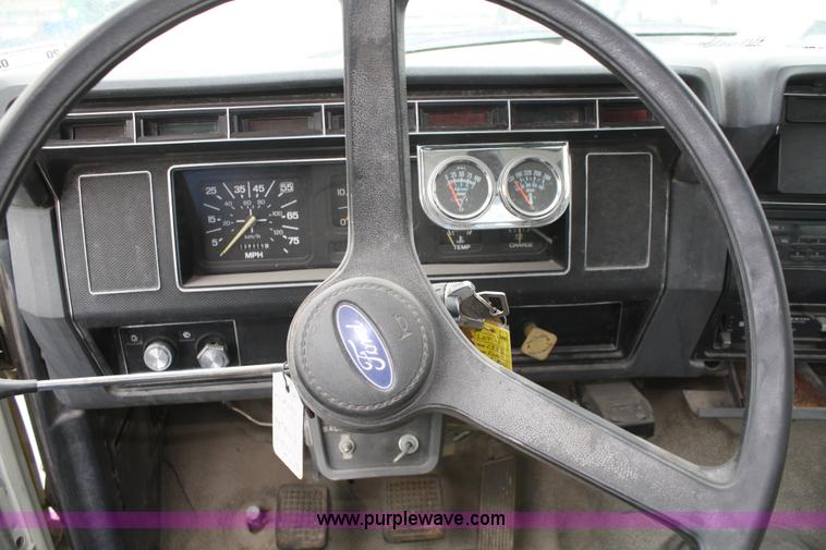 image for item 4878 1990 Ford F800 water truck