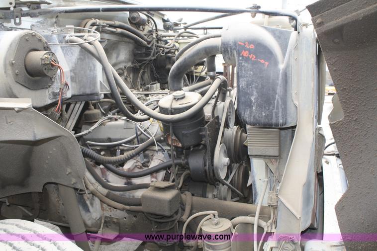 image for item 4878 1990 Ford F800 water truck