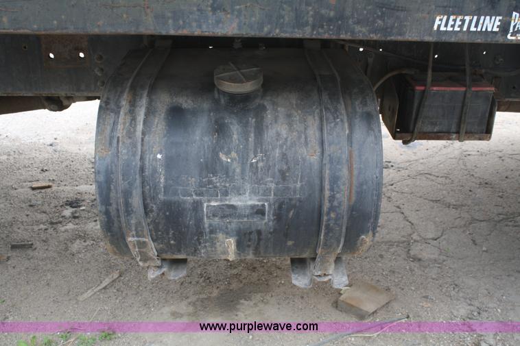 image for item 4878 1990 Ford F800 water truck