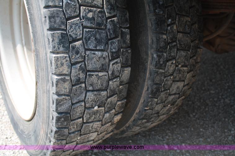 image for item 4907 1999 Ford F450 Super Duty pickup truck with service bed