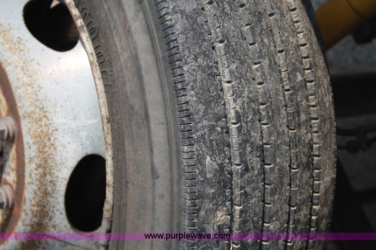 image for item 4907 1999 Ford F450 Super Duty pickup truck with service bed