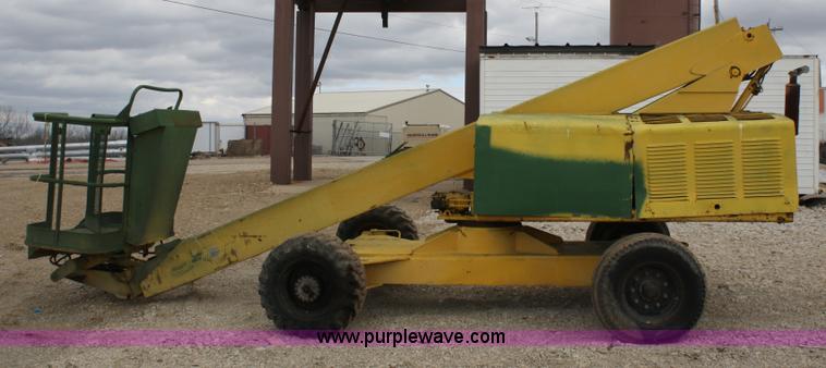 image for item 4933 Giraffe 710-40SR man lift