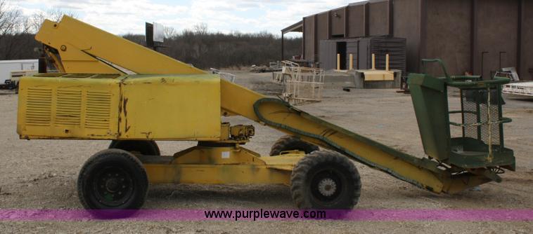 image for item 4933 Giraffe 710-40SR man lift