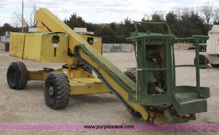 image for item 4933 Giraffe 710-40SR man lift