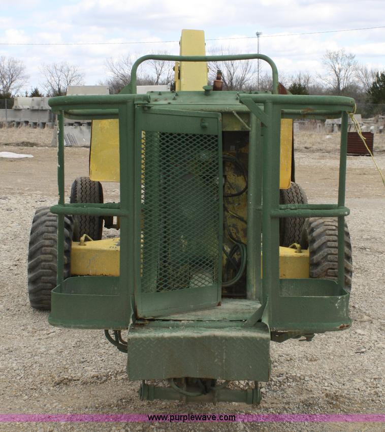 image for item 4933 Giraffe 710-40SR man lift