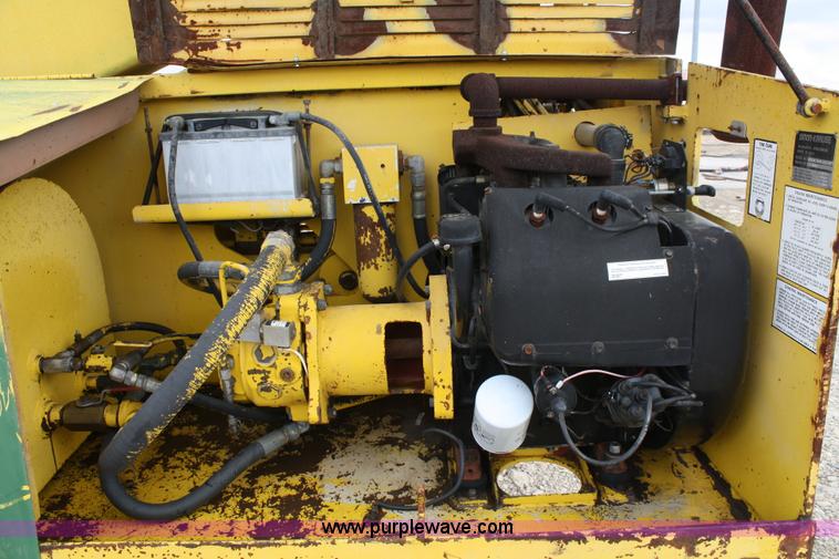 image for item 4933 Giraffe 710-40SR man lift