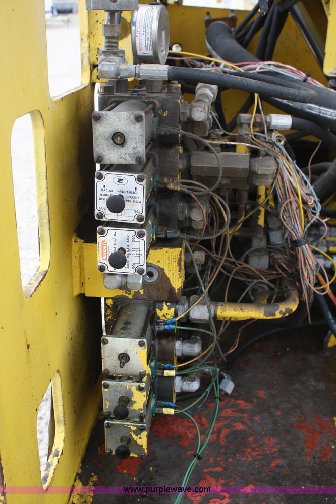 image for item 4933 Giraffe 710-40SR man lift