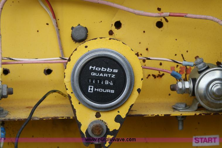 image for item 4933 Giraffe 710-40SR man lift