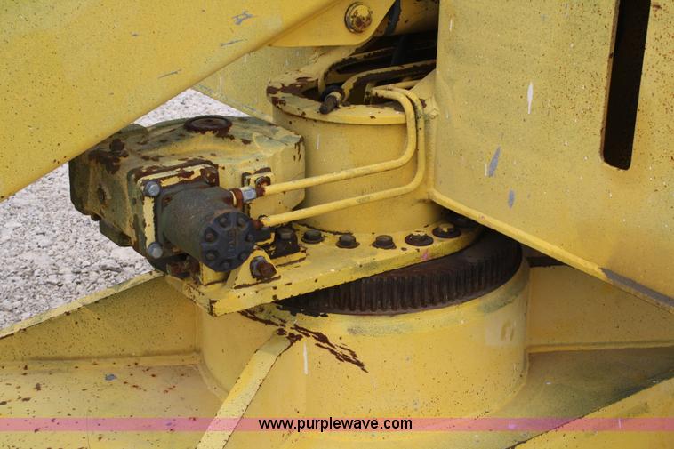 image for item 4933 Giraffe 710-40SR man lift