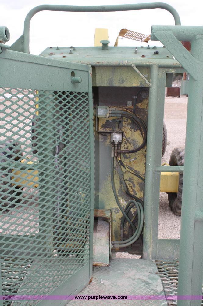 image for item 4933 Giraffe 710-40SR man lift