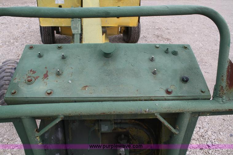 image for item 4933 Giraffe 710-40SR man lift