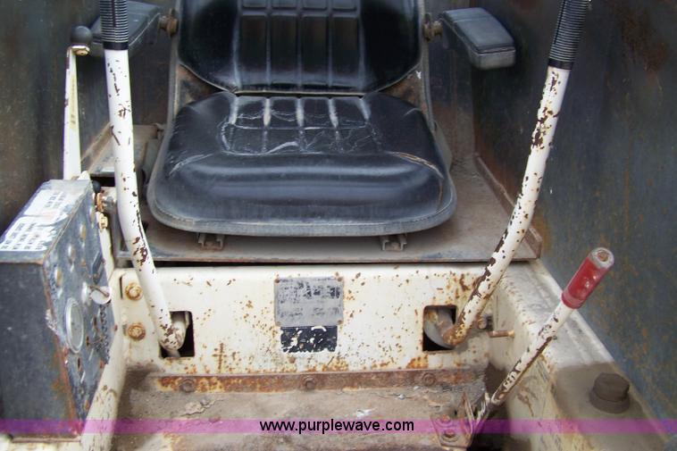 image for item 7361 1976 Bobcat 720 skid steer