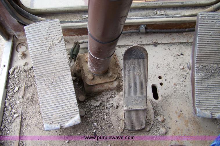 image for item 7363 1987 Case 1085B wheel excavator