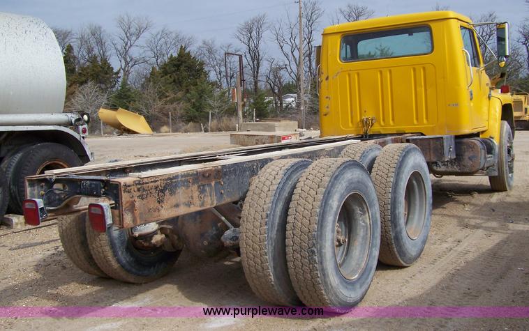 image for item 7366 1986 International 1954 truck cab and chassis
