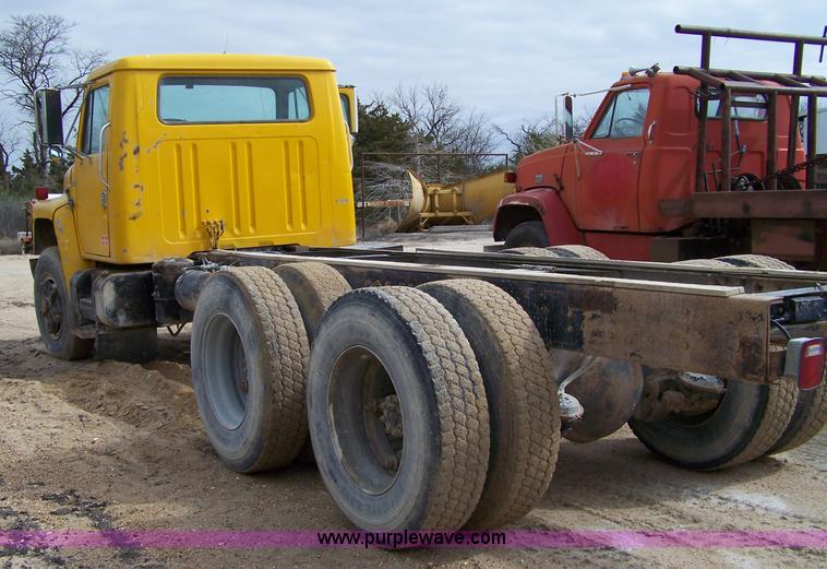 image for item 7366 1986 International 1954 truck cab and chassis