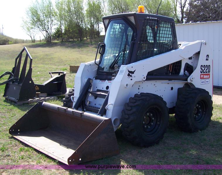 image for item 7373 2007 Bobcat S220 skid steer