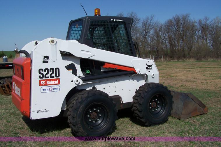 image for item 7373 2007 Bobcat S220 skid steer