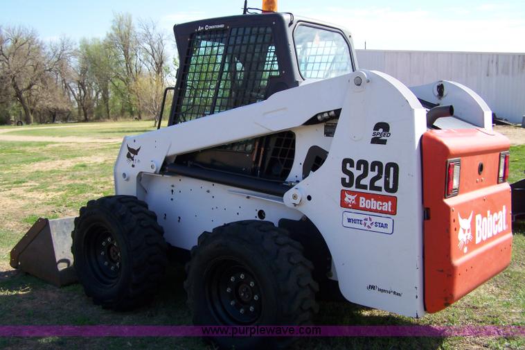 image for item 7373 2007 Bobcat S220 skid steer