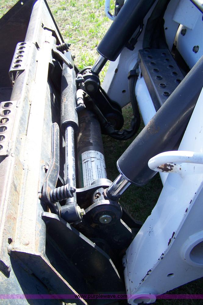 image for item 7373 2007 Bobcat S220 skid steer