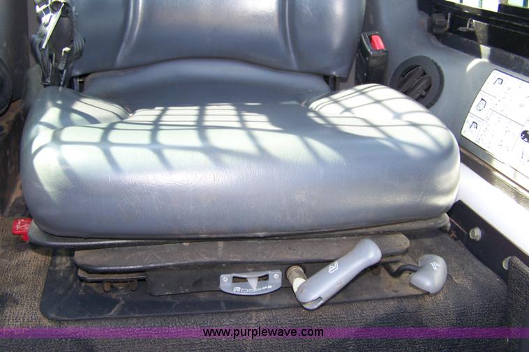 image for item 7373 2007 Bobcat S220 skid steer