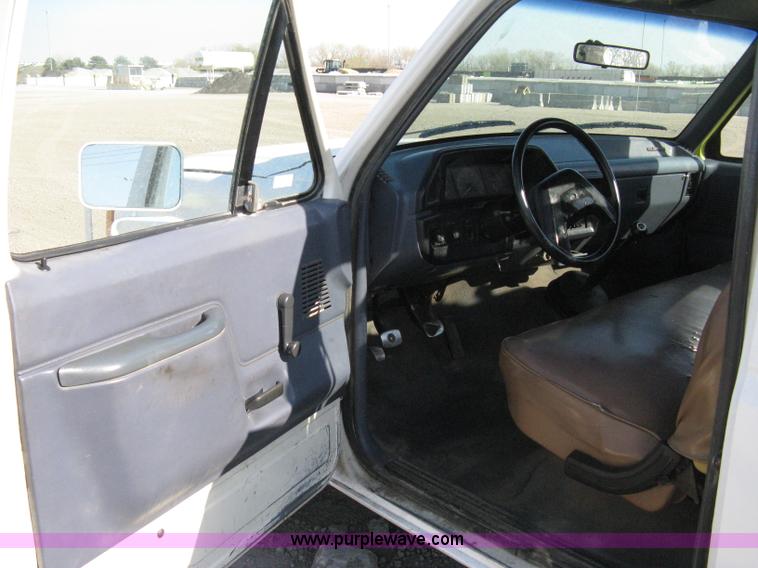 image for item 8112 1991 Ford F250 Custom utility pickup truck