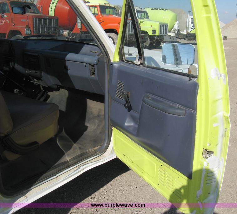 image for item 8112 1991 Ford F250 Custom utility pickup truck